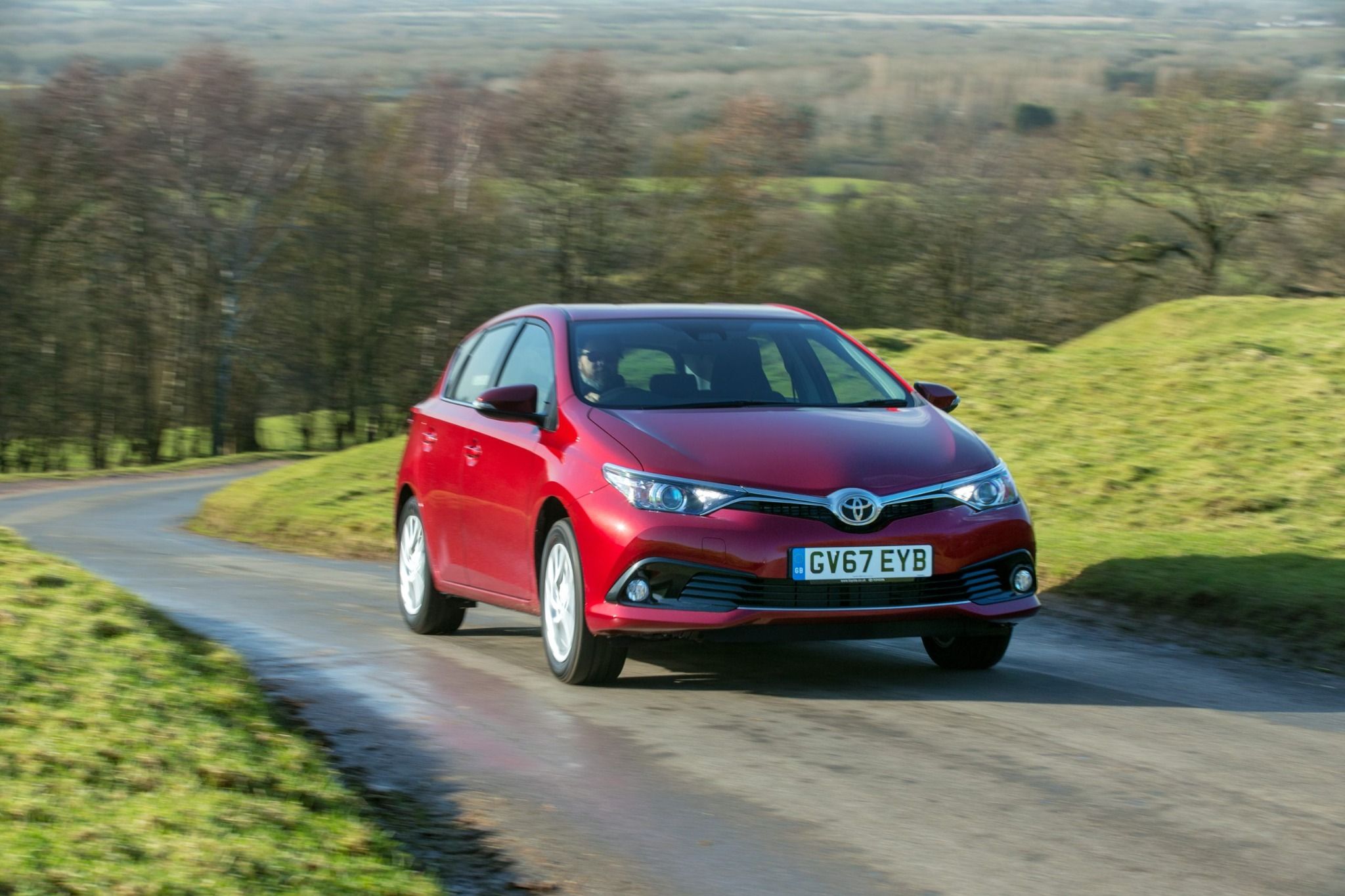 New face and interior for Toyota Auris - car and motoring news by